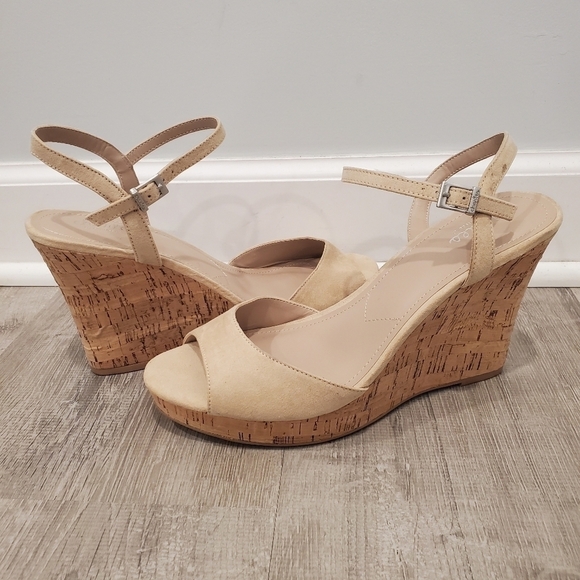 NEW Charles David Lambert Beige Wedge Sandals - Picture 1 of 5